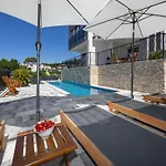 M Podstrana-private Pool 30 M2 *