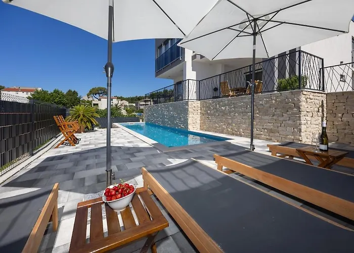 M Podstrana-private Pool 30 M2 *
