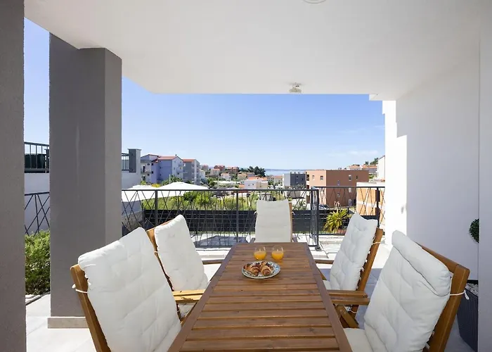 M Podstrana-private Pool 30 M2 *