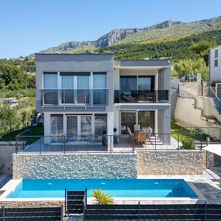 Luxury 3-bedroom With Private Pool & Sea View Near Split *
