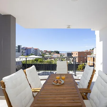 Luxury 3-bedroom With Private Pool & Sea View Near Split *