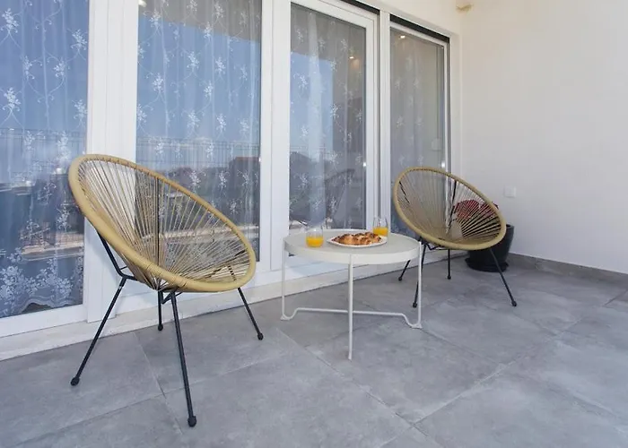 M Podstrana-private Pool 30 M2